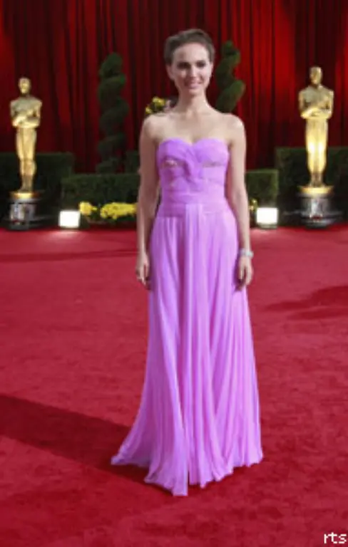 Farbenfroh-in-Kaugummi-Pink-kleidete-sich-hingegen-Natalie-Portman