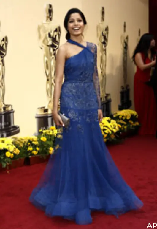 In-einer-Robe-von-kraeftigem-Blau-von-John-Galliano-schritt-Newcomerin-Freido-Pinto-ueber-den-Teppich