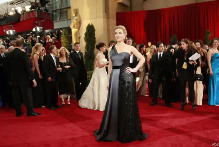 Weniger-ist-mehr-hiess-es-hingegen-bei-Gewinnerin-Kate-Winslet-die-mit-ihrem-dezent-verzierten-grauen-Kleid-schlichte-Eleganz-austrahlte