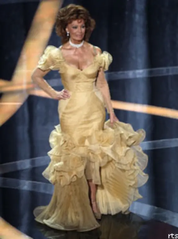 Ein-bisschen-zu-rueschig-mutete-hingegen-Altstar-Sophia-Loren-an