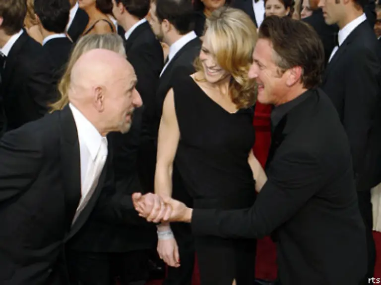 Bei-den-Maennern-dominierten-dunkle-klassische-Anzuege-Sean-Penn-mit-Ehefrau-Robin-Wright-Penn-und-Ben-Kingsley-setzten-ebenso-darauf-wie