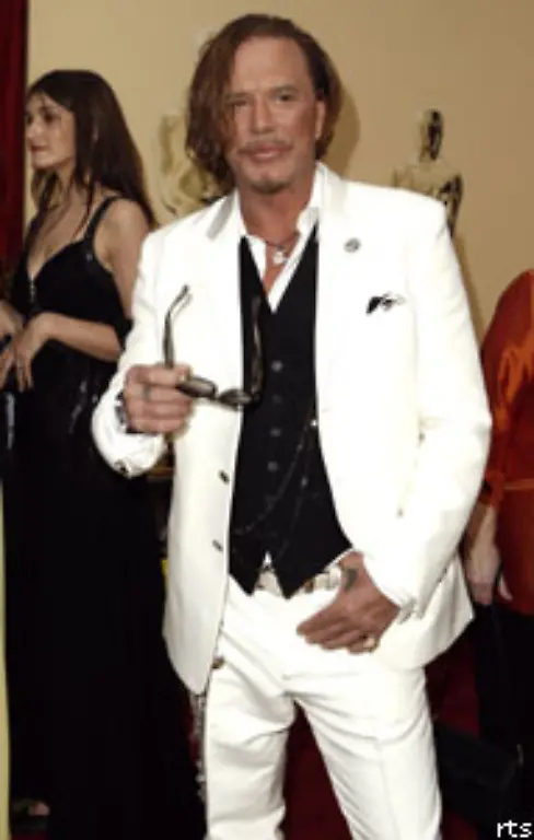 Eine-Ausnahme-bildete-Mickey-Rourke-der-extravagant-im-cremefarbenen-Anzug-von-Jean-Paul-Gaultier-mit-der-obligatorischen-Sonnenbrille-und