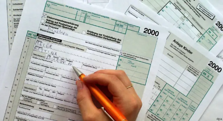 Den-Aerger-haben-wir-denn-wir-muessen-uns-Jahr-fuer-Jahr-durch-einen-Wust-von-Formularen-kaempfen