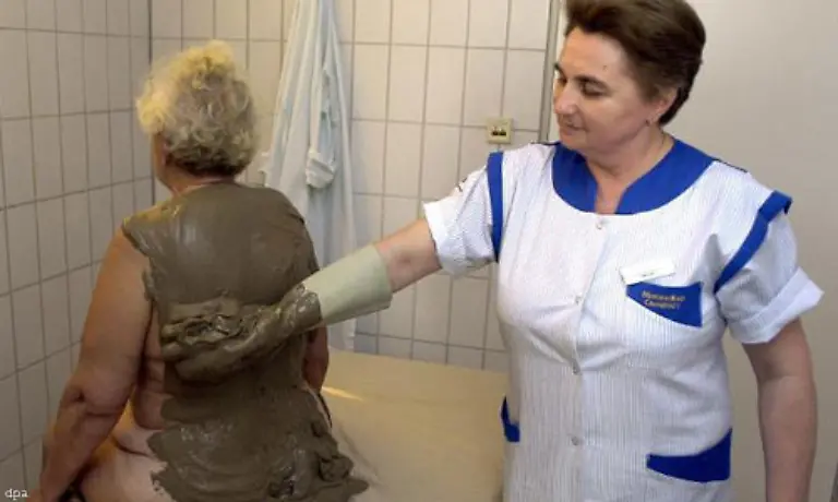 Aehnlich-verhaelt-es-sich-mit-Aufwendungen-fuer-eine-Heilkur-Bescheinigt-der-Arzt-oder-die-Krankenkasse-die-Notwendigkeit-erkennt-das-Finanzamt-die-Ausgabe-als-aussergewoehnliche-Belastung-an