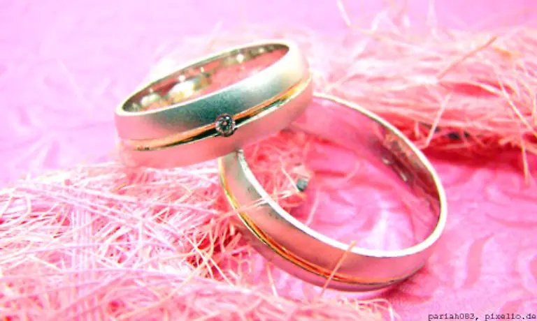 Wer-hingegen-den-Bund-der-Ehe-eingeht-kann-unabhaengig-vom-Datum-der-Hochzeit-fuer-das-gesamte-Jahr-den-Splitting-Vorteil-in-Anspruch-nehmen-Davon-profitieren-besonders-Paare-mit-einem-grossen-Einkommensunterschied