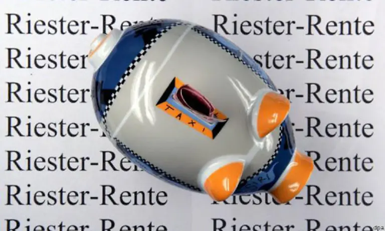 Bei-der-Riester-Rente-berechnet-das-Finanzamt-ob-eine-Steuererstattung-oder-die-Zahlung-einer-Zulage-guenstiger-ist-Die-Grundzulage-betraegt-154-Euro-die-Kinderzulage-185-300-Euro-Dafuer-muessen-vier-Prozent-des-Bruttogehalts-eingezahlt-werden