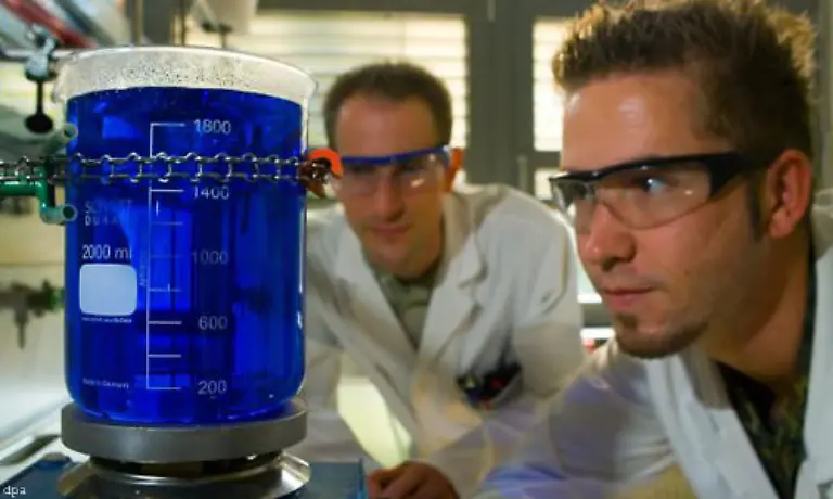 Kindergeld-wird-laengstens-bis-zum-25-Lebensjahr-bezahlt-Bei-Kindern-in-Ausbildung-sollte-man-darauf-achten-dass-man-das-zu-versteuernde-Jahreseinkommen-unter-7680-Euro-drueckt-damit-das-Kindergeld-weiterhin-gezahlt-wird