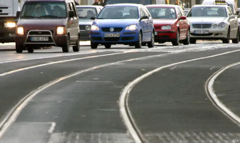 Berufspendler-koennen-fuer-die-einfache-Strecke-zwischen-Wohnung-und-Arbeit-30-Cent-pro-Kilometer-unabhaengig-vom-Verkehrsmittel-absetzen-Entscheidend-sind-die-tatsaechlichen-Arbeitstage-ohne-Urlaubs-und-Krankheitstage