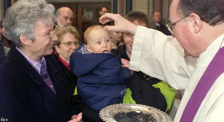 Bereits-im-4-Jahrhundert-markierte-der-Aschermittwoch-den-Beginn-der-Kirchenbusse-Die-Glaeubigen-legten-das-Bussgewand-an-und-wurden-mit-Asche-bestreut-Im-Laufe-des-10-Jahrhunderts-ging-das-oeffentliche-Buessen-immer-mehr-zurueck-uebrig-blieb-das-Aschekreuz