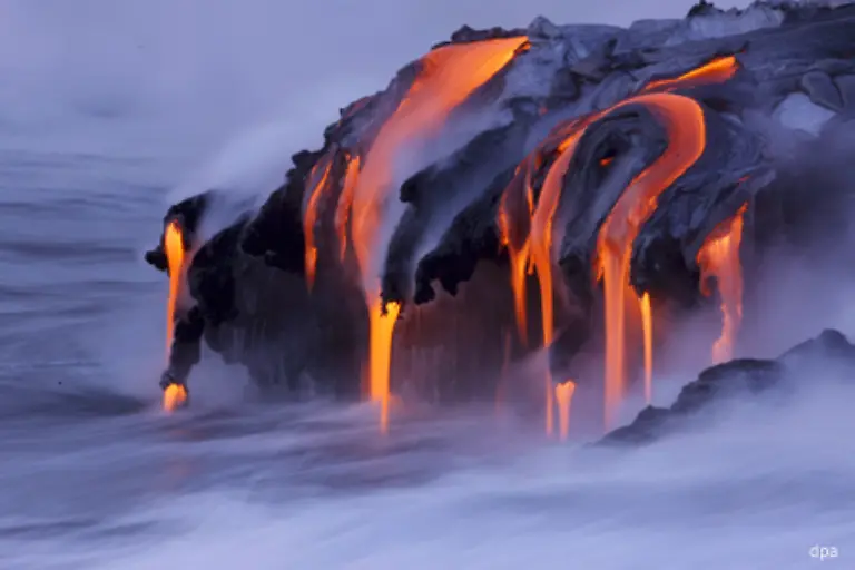 Die-Lava-die-bei-der-eher-sanften-Eruption-zutage-tritt-ist-duennfluessig