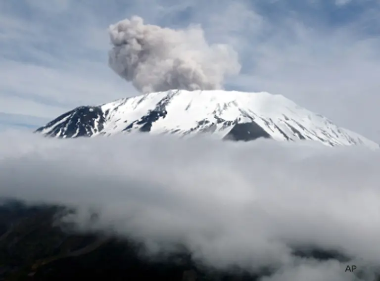 Ein-plinianischer-Vulkan-ist-zum-Beispiel-der-Mount-St-Helens-im-US-Bundesstaat-Washington-Im-Jahr-1857-galt-er-als-ruhender-Vulkan-doch-1980-brach-er-nach-einer-Serie-von-Erdbeben-aus-Ein-Gebiet-von-500-Quadratkilometern-war-betroffen-Es-starben-57-Menschen