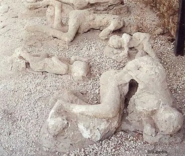 Wer-die-Eruption-ueberlebt-faellt-kurze-Zeit-spaeter-den-ins-Tal-stroemenden-Glutlawinen-zum-Opfer