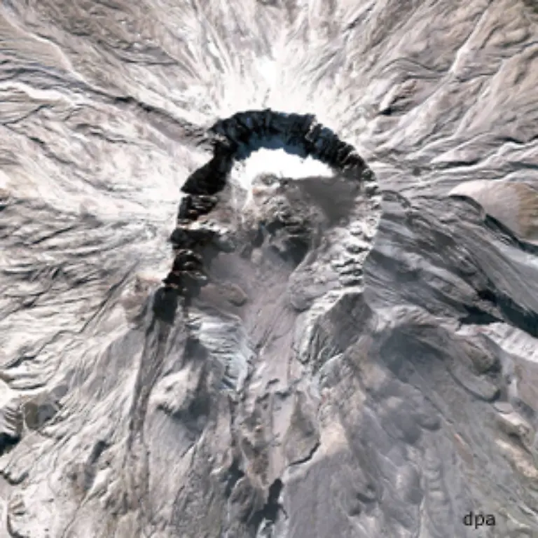 Oft-wird-dabei-auch-der-Gipfelkrater-mitgerissen-Den-so-entstehenden-Kraterkessel-nennt-man-Caldera