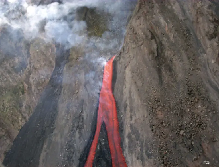 Der-Stromboli-selbst-foerdert-etwa-alle-20-Minuten-Lava-zu-Tage