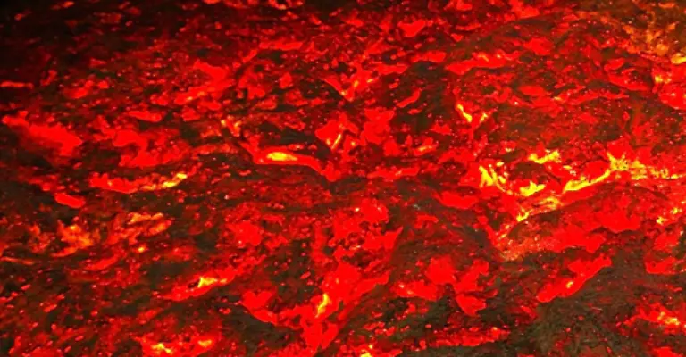 Die-naechste-Schicht-ist-der-aeussere-Erdkern-Auch-er-besteht-aus-Eisen-und-Nickel-ist-aber-nur-zwischen-3700-und-4600-Grad-Celsius-heiss-und-fluessig