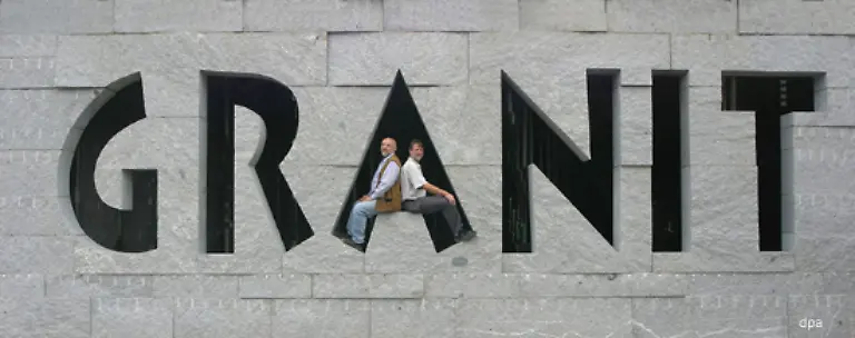 In-dem-Gesteinsgemisch-im-Erdmantel-finden-sich-einige-Bestandteile-die-schon-bei-niedrigeren-Temperaturen-schmelzen-und-leichter-sind-als-das-umgebende-Gestein