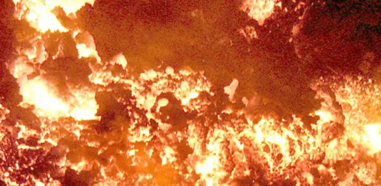 Diese-Anteile-draengen-nach-oben-Dabei-bilden-sich-Blasen-von-mehreren-Kilometern-Durchmesser-und-einer-Temperatur-von-900-bis-1500-Grad-Celsius-das-Magma