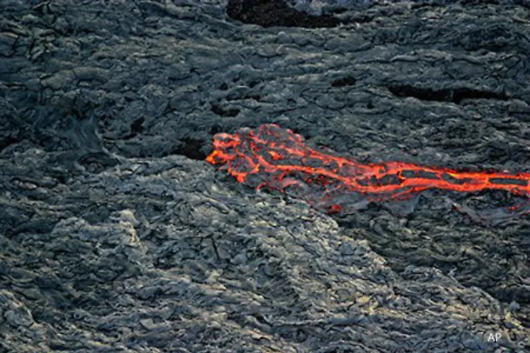 Lava-besteht-aus-Silizium-Aluminium-Kalium-Natrium-Magnesium-Kalzium-Eisen-Phosphor-Titan-und-Wasser