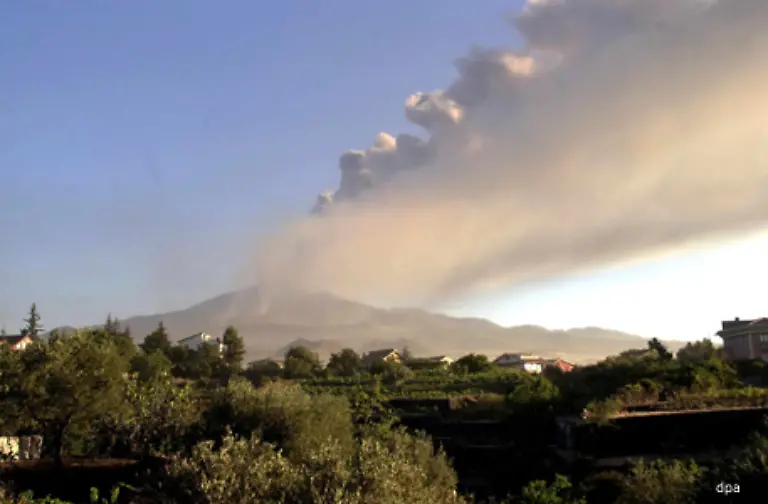Auch-die-Gegend-rund-um-den-Aetna-ist-alles-andere-als-tot-Dort-gedeihen-Zitrusfruechte-Wein-Oliven-Feigen-Weizen-Kirschen-Aepfel