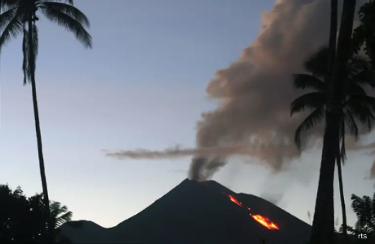 Aber-nicht-immer-ist-solch-fruchtbare-Idylle-von-Dauer-Denn-unter-Umstaenden-je-nach-Temperament-des-Vulkans-ist-nach-dem-Ausbruch-vor-dem-Ausbruch