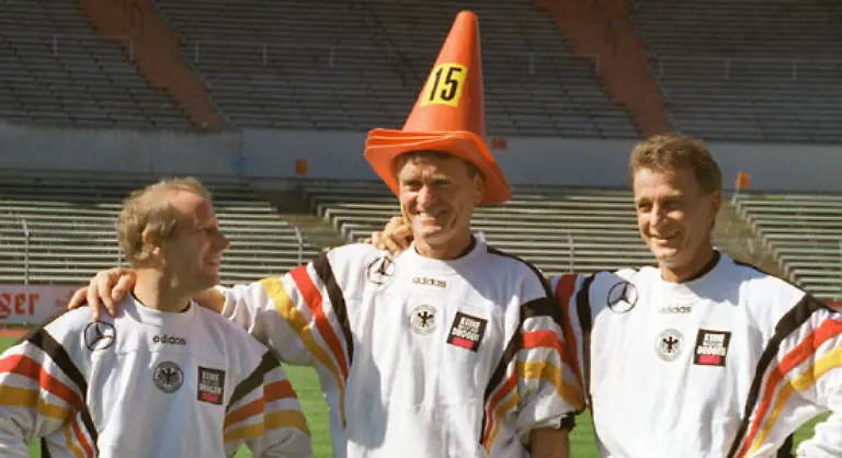 Als-Torwart-Torwarttrainer-und-Entertainer-der-Stadien-unterhalten-konnte