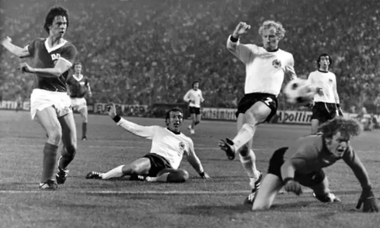 Kroenung-war-die-WM-1974-im-eigenen-Land-wo-er-erst-das-legendaere-Sparwasser-Tor-gegen-die-DDR-kassierte