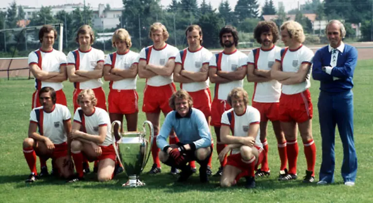 Auch-mit-dem-FC-Bayern-gewann-er-viele-nationale-und-internationale-Trophaeen-darunter-der-Landesmeisterpokal-1974