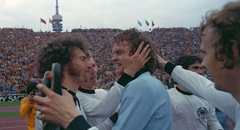 Dafuer-konnte-er-sich-in-den-70er-Jahren-mit-Franz-Beckenbauer-und-Paul-Breitner-am-Abend-vor-Spielen-noch-Schweinshaxe-und-Weissbier-schmecken-lassen