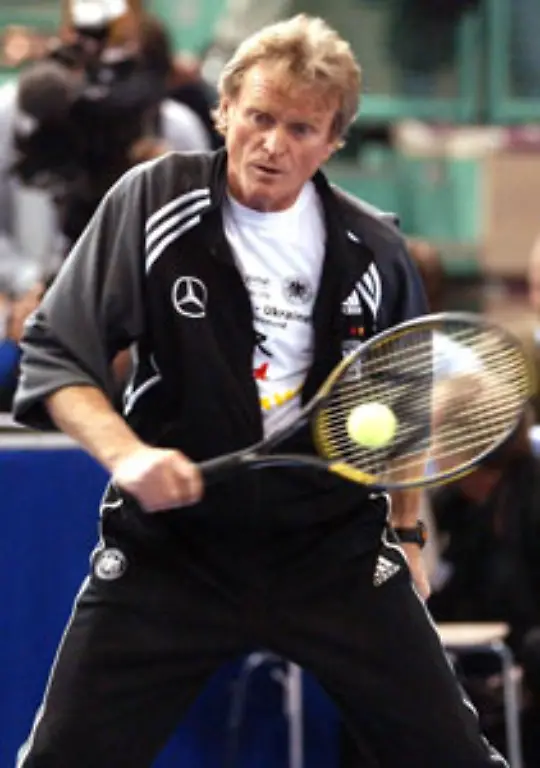 Zum-Image-des-gelernten-Maschinenschlossers-der-auch-Betreiber-eines-Tennisparks-ist-gehoert-neben-den-sportlichen-Erfolgen-in-95-Laender-und-473-Bundesliga-Spielen-sowie-seinen-lockeren-Spruechen-dass-er-kein-Blatt-vor-den-Mund-nimmt