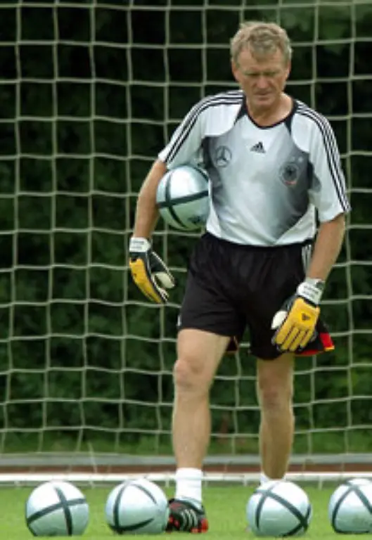 Das-bekam-auch-Bayern-Trainer-Juergen-Klinsmann-zu-spueren-der-ihn-als-damaliger-Bundestrainer-im-Oktober-2004-im-Zuge-des-Torwartstreits-Kahn-Lehmann-am-Ende-einer-Iran-Reise-als-Torwarttrainer-der-deutschen-Nationalmannschaft-rausschmiss