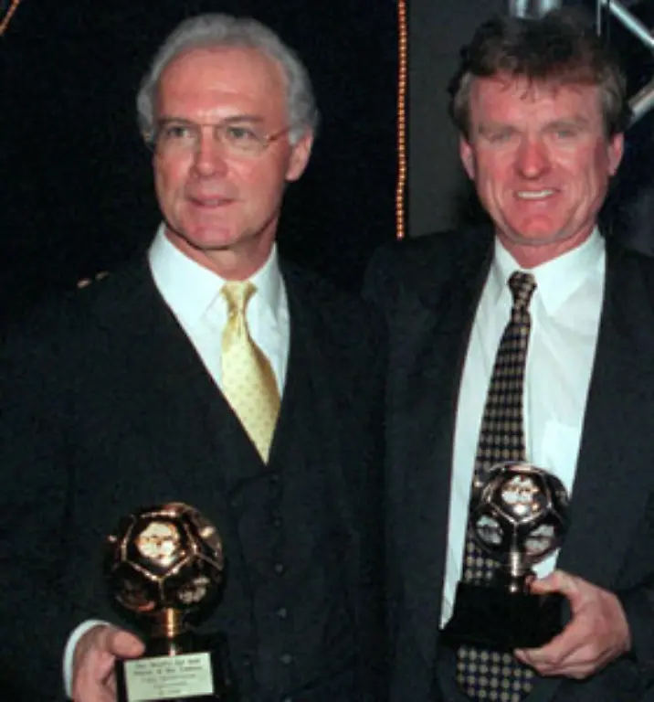 Und-zwar-erfolgreich-Franz-Beckenbauer-hatte-ihn-1987-zum-Deutschen-Fussball-Bund-DFB-geholt-1990-wurden-die-beiden-langjaehrigen-Weggefaehrten-in-Italien-auch-als-Trainer-gemeinsam-Weltmeister