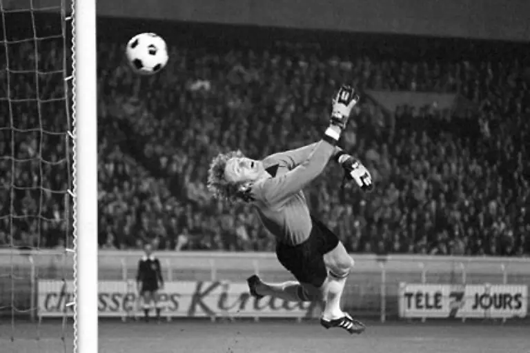 Seine-Fussballkarriere-begann-er-als-Achtjaehriger-beim-TSV-Haar-als-Stuermer-und-wurde-sogar-Torschuetzenkoenig-Ins-Tor-kam-er-im-Alter-von-14-Jahren-als-Ersatz-fuer-den-verletzten-Stammkeeper-und-hinterliess-trotz-eines-0-12-einen-derart-guten-Eindruck