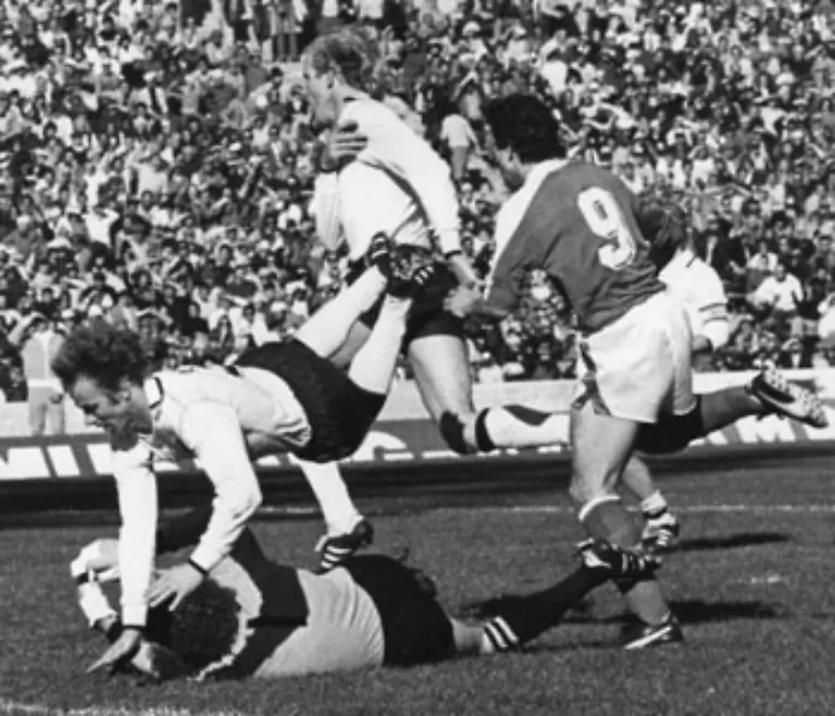 dass-er-sich-fuer-den-FC-Bayern-empfahl-und-1958-in-die-Bayern-Jugend-wechselte-Sein-Debuet-in-der-ersten-Mannschaft-ging-vier-Jahre-spaeter-allerdings-daneben-Im-Derby-gegen-1860-Muenchen-verloren-die-Bayern-mit-0-1