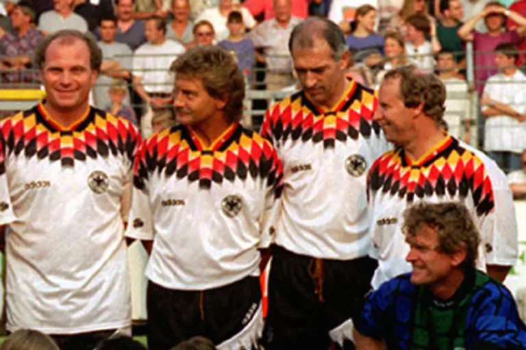 Wichtiger-war-dass-er-wieder-richtig-gesund-wurde-was-er-Uli-Hoeness-verdanke-seinem-einstigen-Mitspieler-und-Teamkollegen-und-heutigen-Bayern-Manager