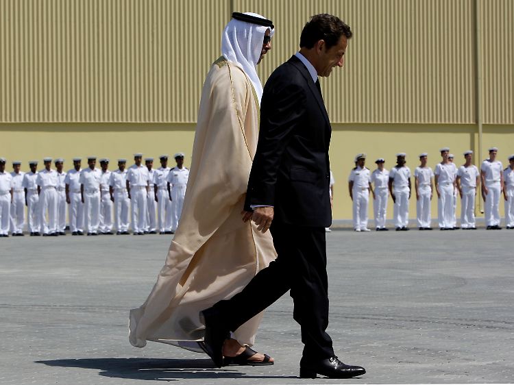 Präsident Sarkozy und Scheich Seif während der Zeremonie.