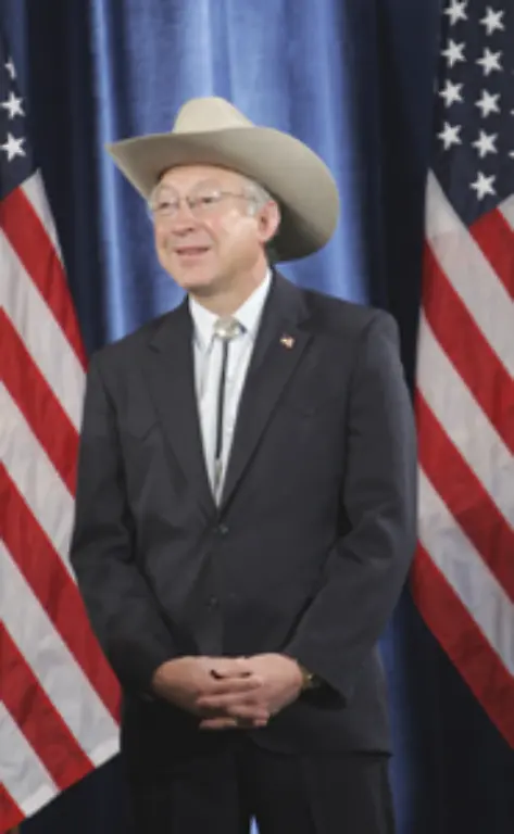 Ken-Salazar-hat-bereits-Erfahrungen-in-diesen-Bereichen-Wie-Obama-gehoert-er-erst-sei-2004-dem-Kongress-an-Der-fruehere-Bauer-hat-Latino-Wurzeln