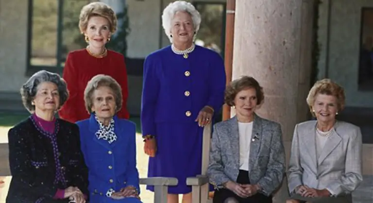 Neigten-Praesidentengattinnen-frueher-dazu-sich-eher-brav-bieder-und-muetterchenmaessig-zu-geben