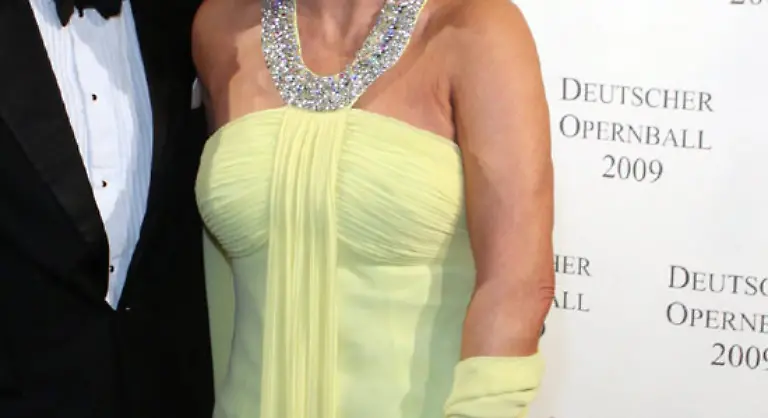 Greift-frau-bei-Problemhaar-dann-jedoch-einfach-zu-einer-Farbtube-und-tuencht-ueber-muss-frau-beim-Oberarmproblem-mehr-tun