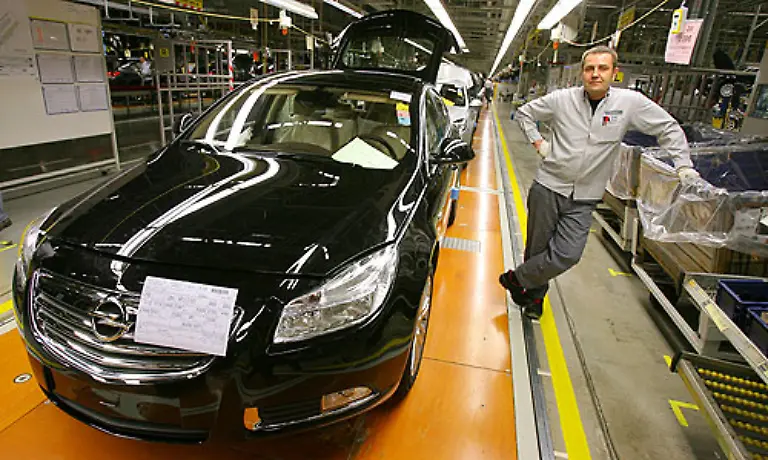 Besonders-traurige-Beruehmtheit-erlangt-derzeit-der-Fall-Opel-Die-Ruesselsheimer-drohen-vom-Mutterkonzern-mit-in-den-Abgrund-gerissen-zu-werden-Die-Manager-verlangen-nach-Staatsgeld-und-rechnen-vor-wie-viele-Arbeitsplaetze-durch-eine-Insolvenz-bedroht-waeren