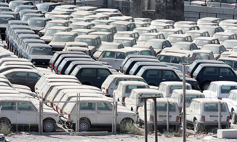 Dabei-ist-Opel-kein-Einzelfall-In-Russland-ist-der-Absatz-von-Lada-um-80-Prozent-eingebrochen-Im-russischen-Detroit-Noworossijsk-geht-die-Angst-um-Auch-die-Europaeer-lange-heimliche-Stars-der-Branche-zittern-ebenso-wie-die-US-Konzerne-die-in-den-Abgrund-blicken