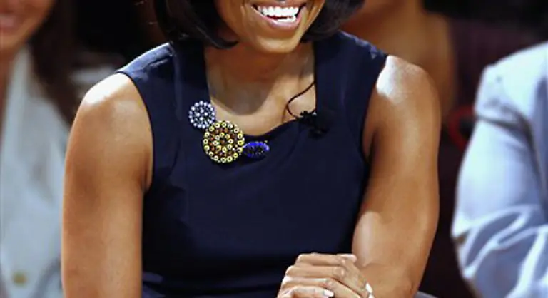 Vielmehr-geht-es-den-kleingeistigen-Kritikern-darum-dass-eine-First-Lady-sich-doch-bitte-nicht-permanent-so-verrucht-aermellos-geben-sollte