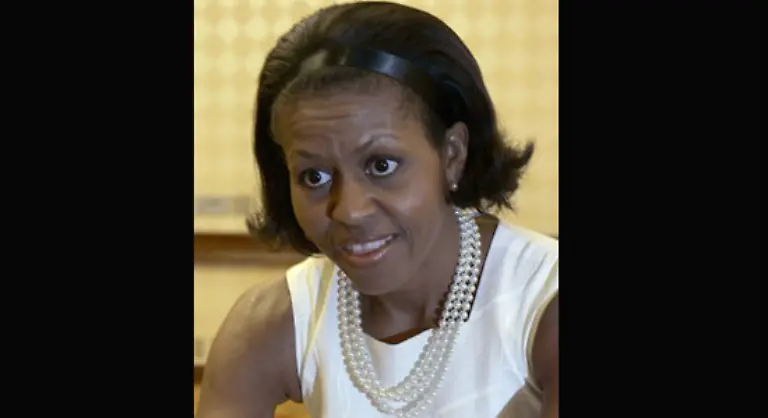 das-ihre-trainierten-Schultern-zeigt-ganz-so-wie-sie-es-liebt