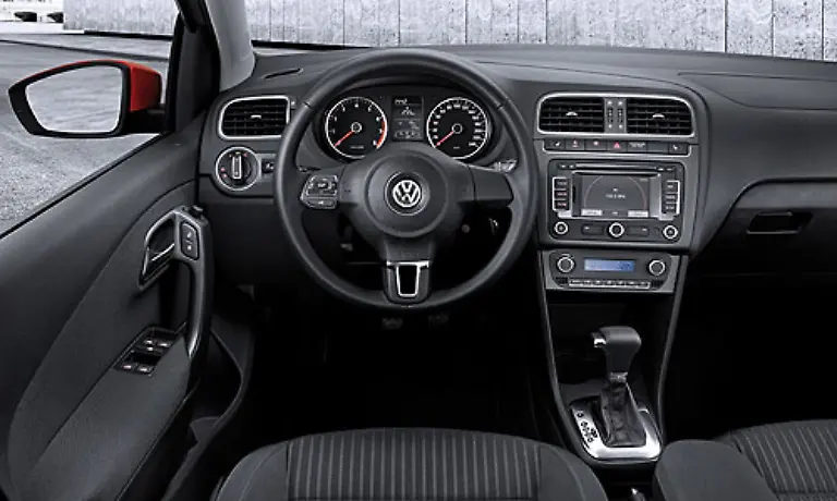Ab-Juni-ist-der-neue-Polo-fuer-Preise-ab-12-150-Euro-zu-erwerben-In-Sachen-Sicherheit-setzt-VW-auf-zahlreiche-Assistenz-Systeme-Neben-ESP-und-Co-werden-die-Kopfstuetzen-bei-einem-Aufprall-nach-vorne-bewegt-und-sollen-so-dem-Schleudertrauma-vorbeugen