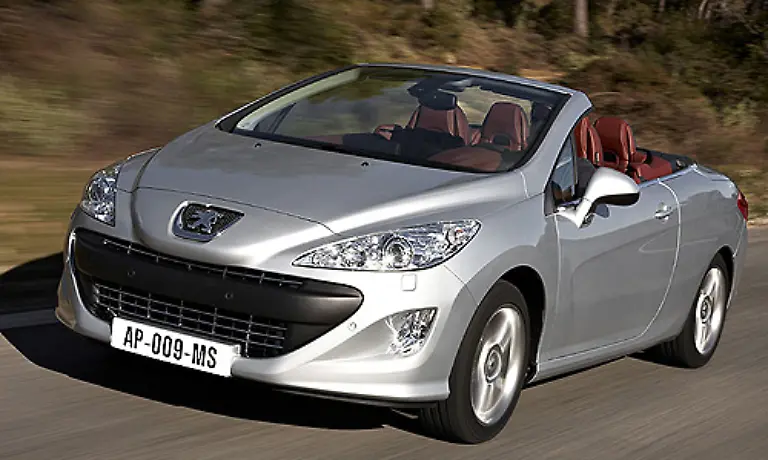 Peugeot-bringt-mitten-in-den-beginnenden-Fruehling-die-Neuauflage-seines-Mittelklasse-Cabrios-den-308-CC-auf-den-Markt-Die-Franzosen-bleiben-dem-Stahlklappdach-treu-haben-es-aber-etwas-besser-versteckt-so-dass-das-Heck-nicht-ganz-so-ueppig-ausgefallen-ist