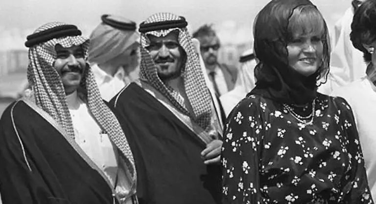 noch-wegen-permanten-Gebetsraumbesuchs-die-Arme-oder-das-Haar-verhuellen