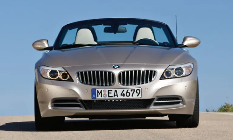 BMW-zeigt-den-neuen-Z4-erstmals-der-europaeischen-Oeffentlichkeit-Der-Roadster-hat-neuerdings-ein-Stahlklappdach-Der-Figur-hat-das-nicht-unbedingt-geschadet-Dafuer-verschwindet-die-Coup-Variante