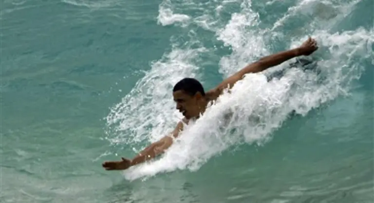 Bikinifotos-haben-wir-von-ihr-zwar-nicht-gesehen-aber-Barack-tummelt-sich-schliesslich-auch-vor-der-Kueste-Hawaiis-im-kuehlen-Nass