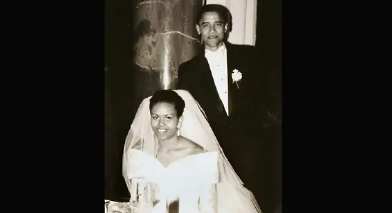 ihre-Vorliebe-fuer-schulterfrei-bereits-frueh-entdeckt-zu-haben-scheint