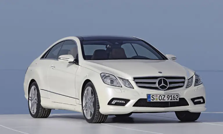 Und-weil-es-wichtig-ist-hat-Mercedes-der-E-Klasse-gleich-ein-Coup-zur-Seite-gestellt-Das-formschoene-Auto-soll-Kaeufer-des-Audi-A5-zurueckgewinnen-und-ist-der-Nachfolger-des-eingegliederten-CLK