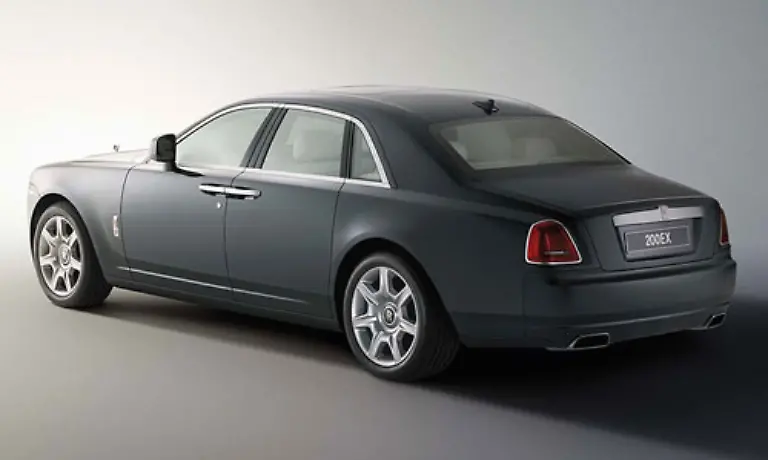 Wann-das-genau-sein-wird-ist-allerdings-noch-unklar-ebenso-wie-der-Preis-Die-Karosserie-ist-weitgehend-eigenstaendig-behaelt-aber-den-typisch-hohen-Bug-von-Rolls-Royce